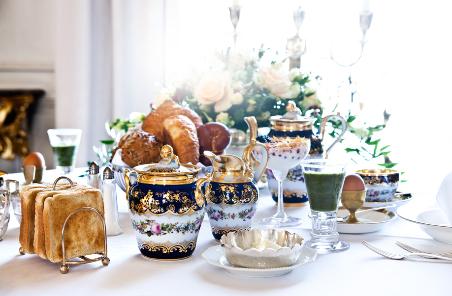 westwing-zuhause-bei-graefin-sandra-bernadotte-gedeckter-frühstückstisch