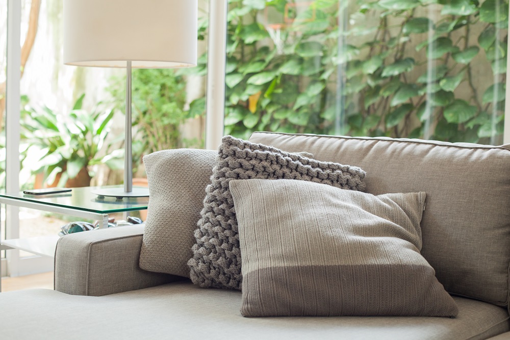 westwing-chris-francini-couch-mit-kissen