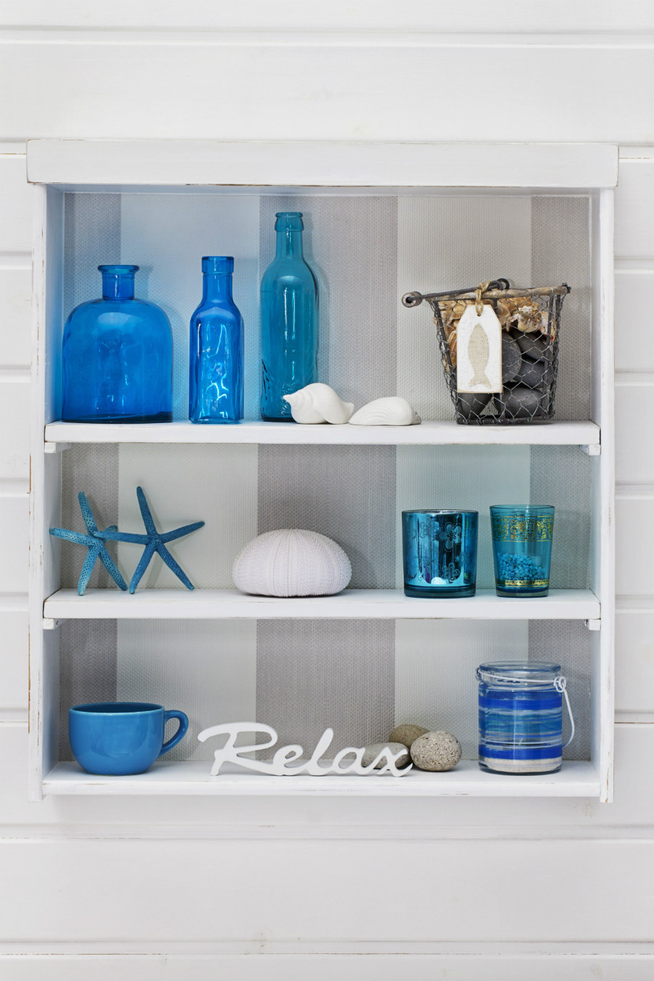 westwing-shabby-küstenstil-regal-mit-blauem-glas