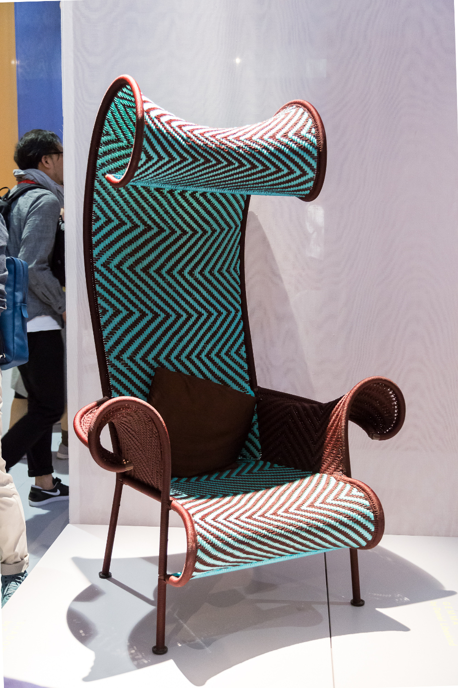 westwing-salone-del-mobile-pfauen-stuhl-tuerkis