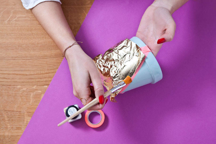 Westwing-diy-uebertoepfe-blattgold-pinsel