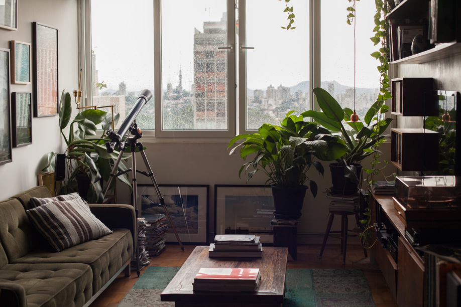 westwing-andre-klotz-wohnzimmer-mit-fenster