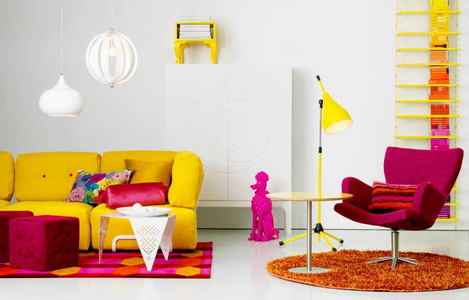 westwing-phantasie-zuhause-wohnzimmer-gelb-pink