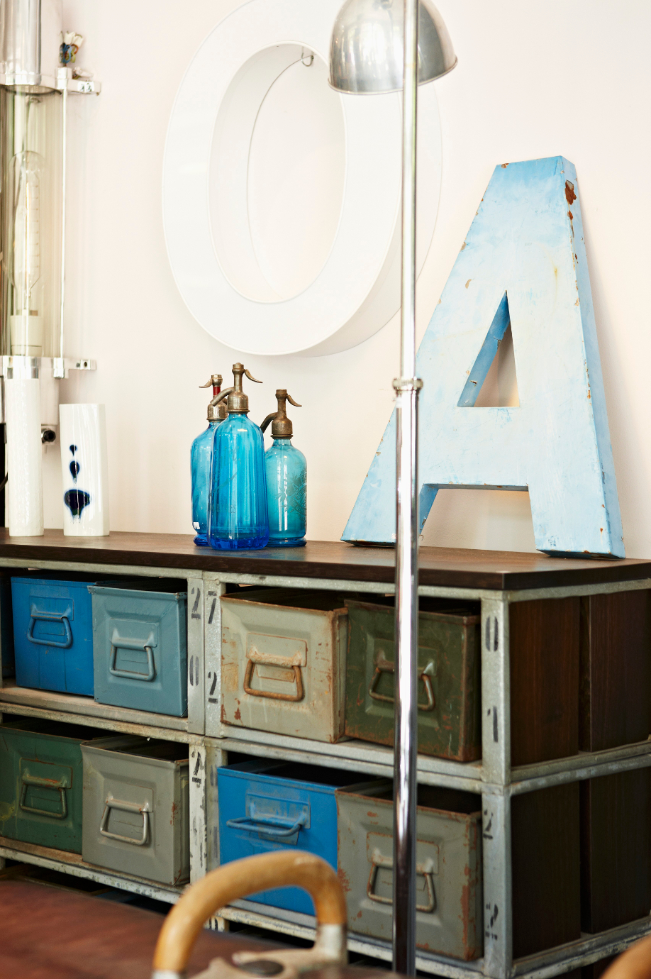 westwing-phantasie-zuhause-kommode-braun-blau