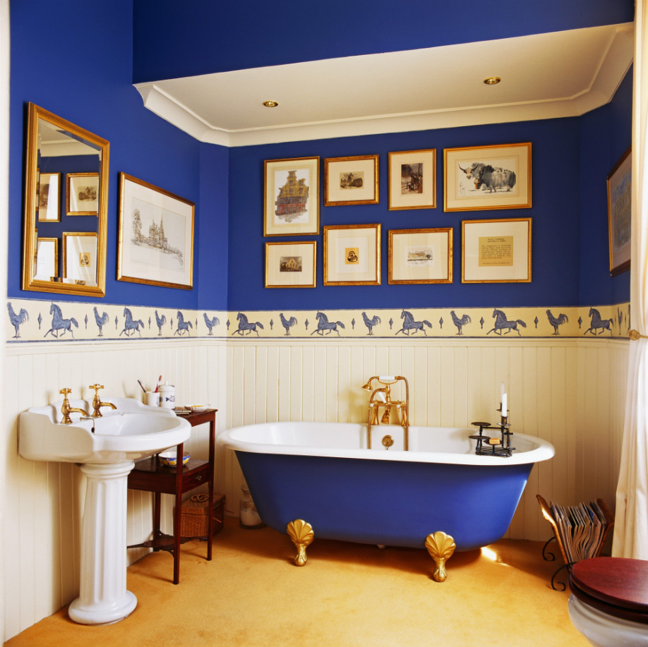 westwing-blau-badezimmer-mit-badewanne