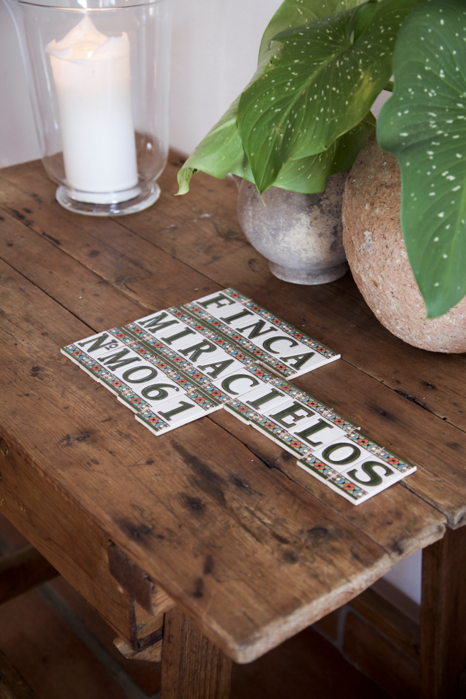 westwing-spanischer-stil-tisch-mit-schrift