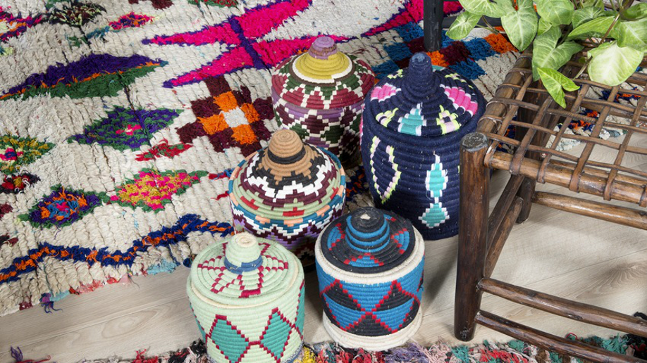westwing-ethno-stil-bunte-koerbe