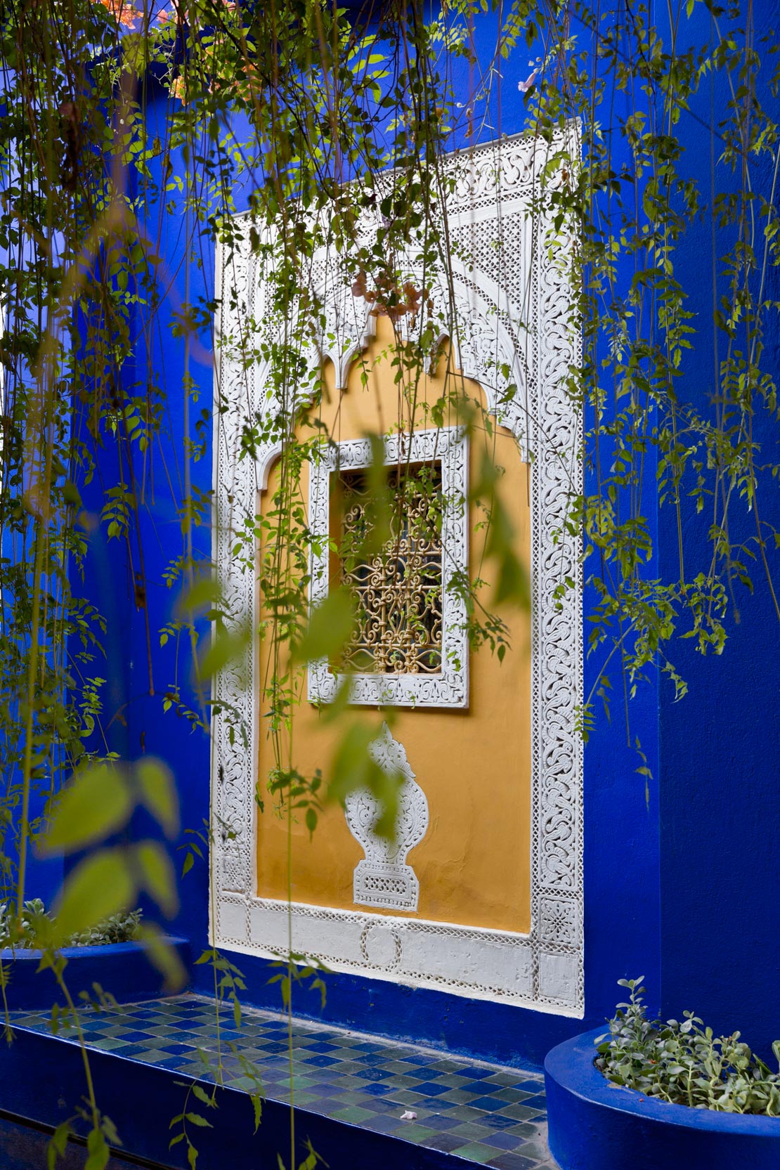 westwing-jardin-majorelle-fenster-blau-gelb