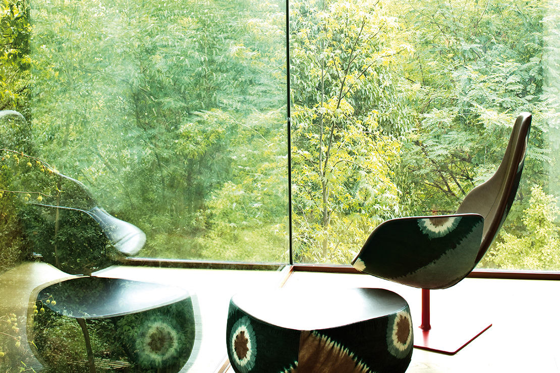 moroso-stuhle-vor-fenster