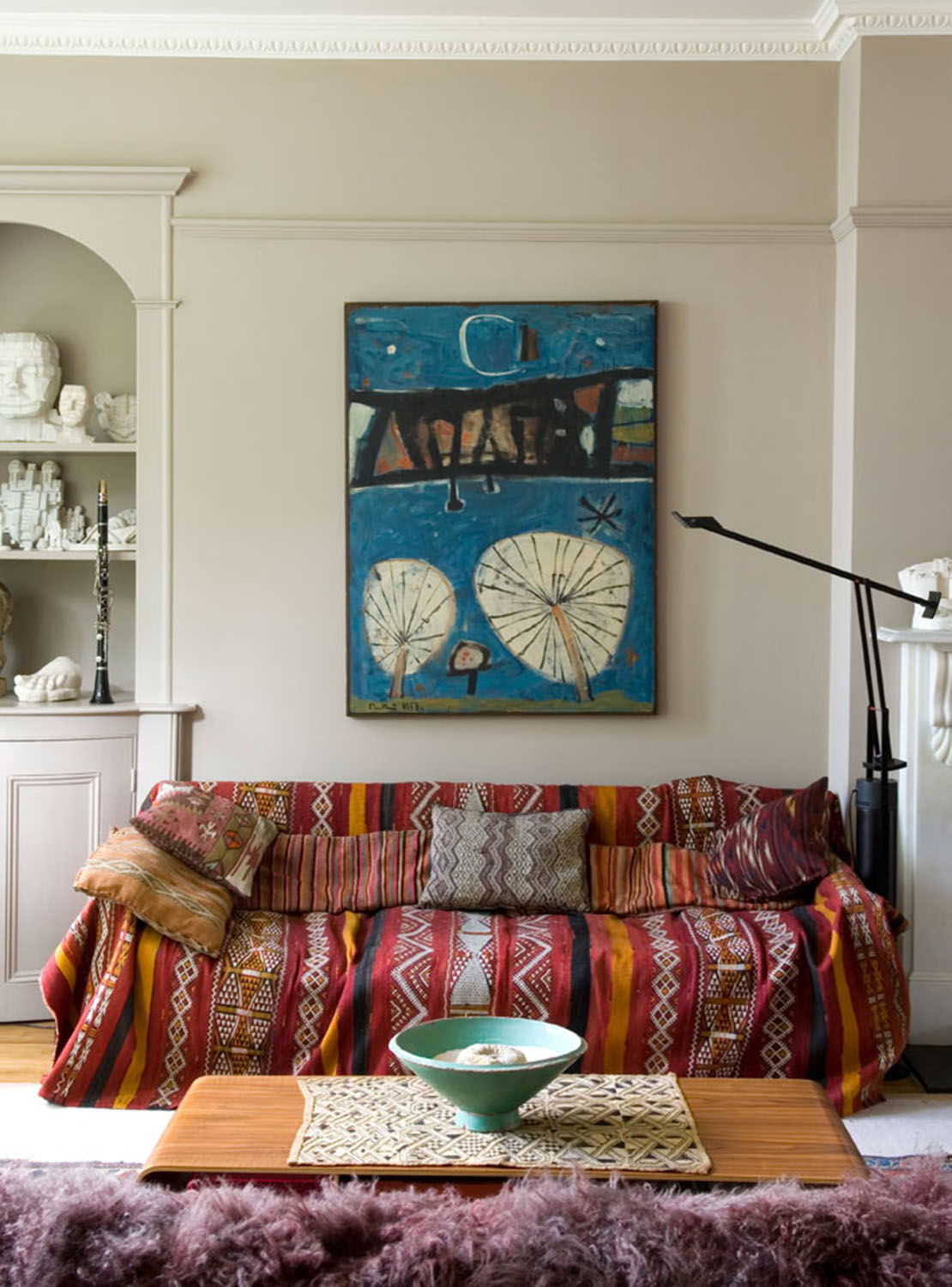 traumraeume-wohnzimmer-mit-bunter-couch
