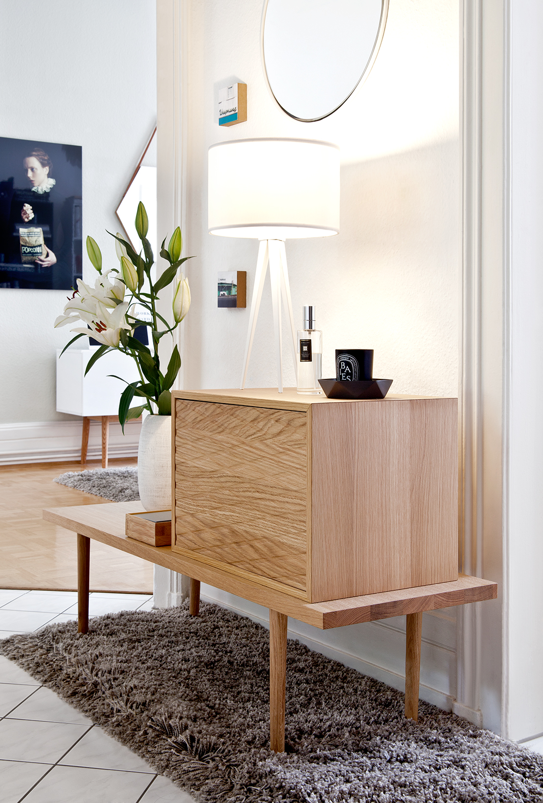 Kommode-Lampe-Blumen
