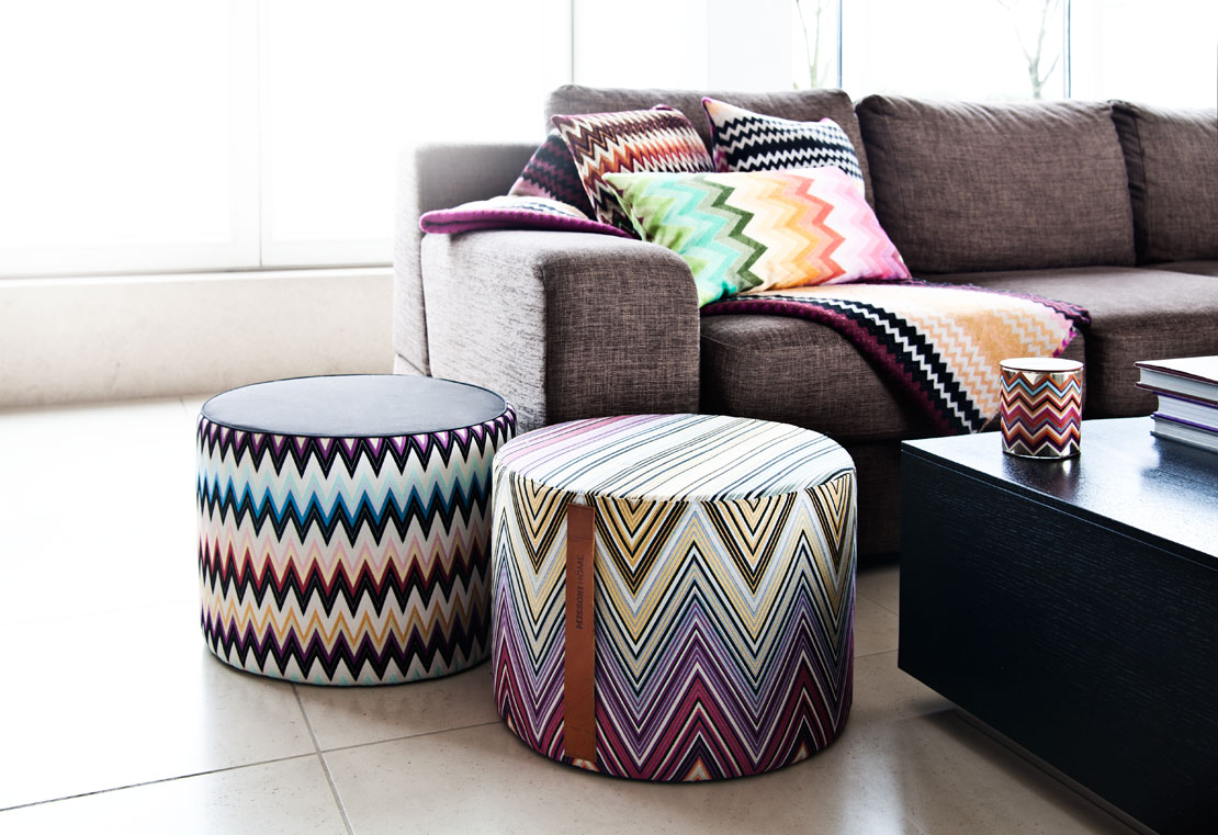 Westwing-Magazin-Homestories_Ala-Zander-Esstisch-Poufs-Sofa