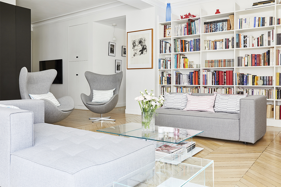 Westwing-Homestory-Paris-Lorna-Aubouin-Livingroom-FritzHansen-EggChair