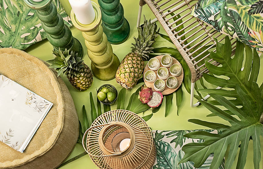 Balcón decorado con estilo tropical