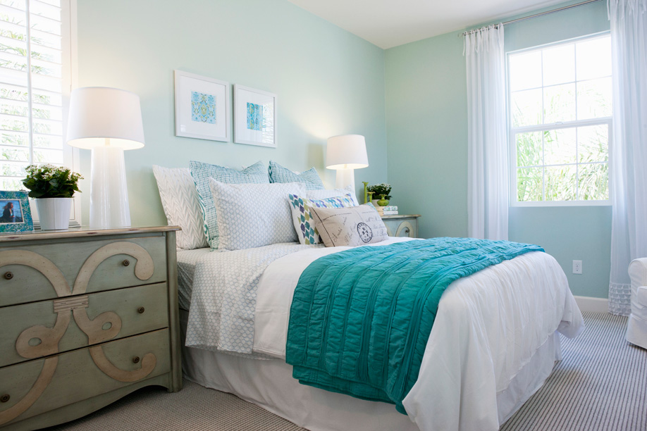 westwing-dormitorio-cama-blanco-verde