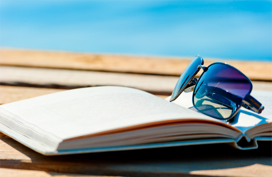 westwing-imprescindibles-playa-libros-gafas
