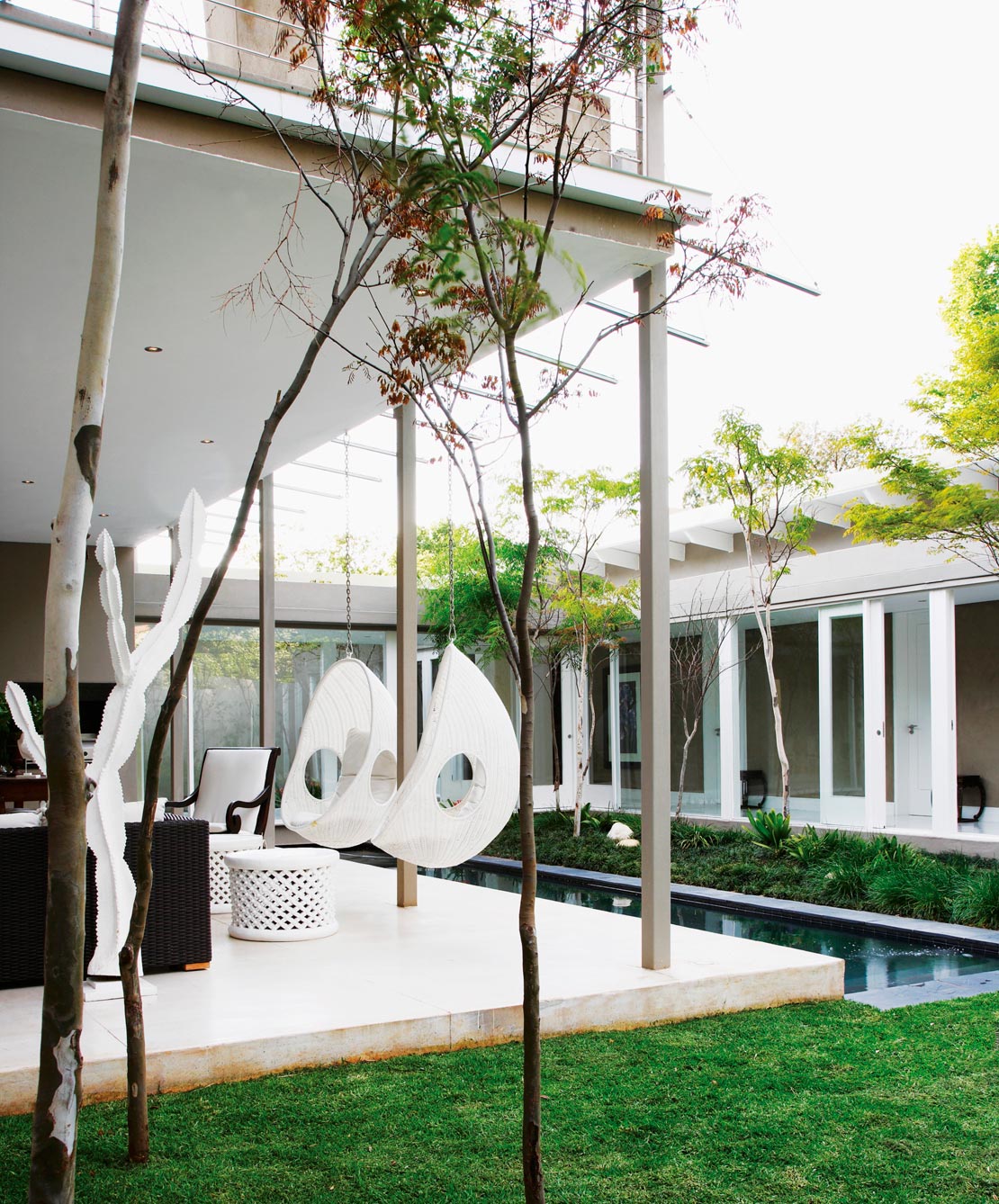 westwing-sillas-colgantes-caparazon-terraza