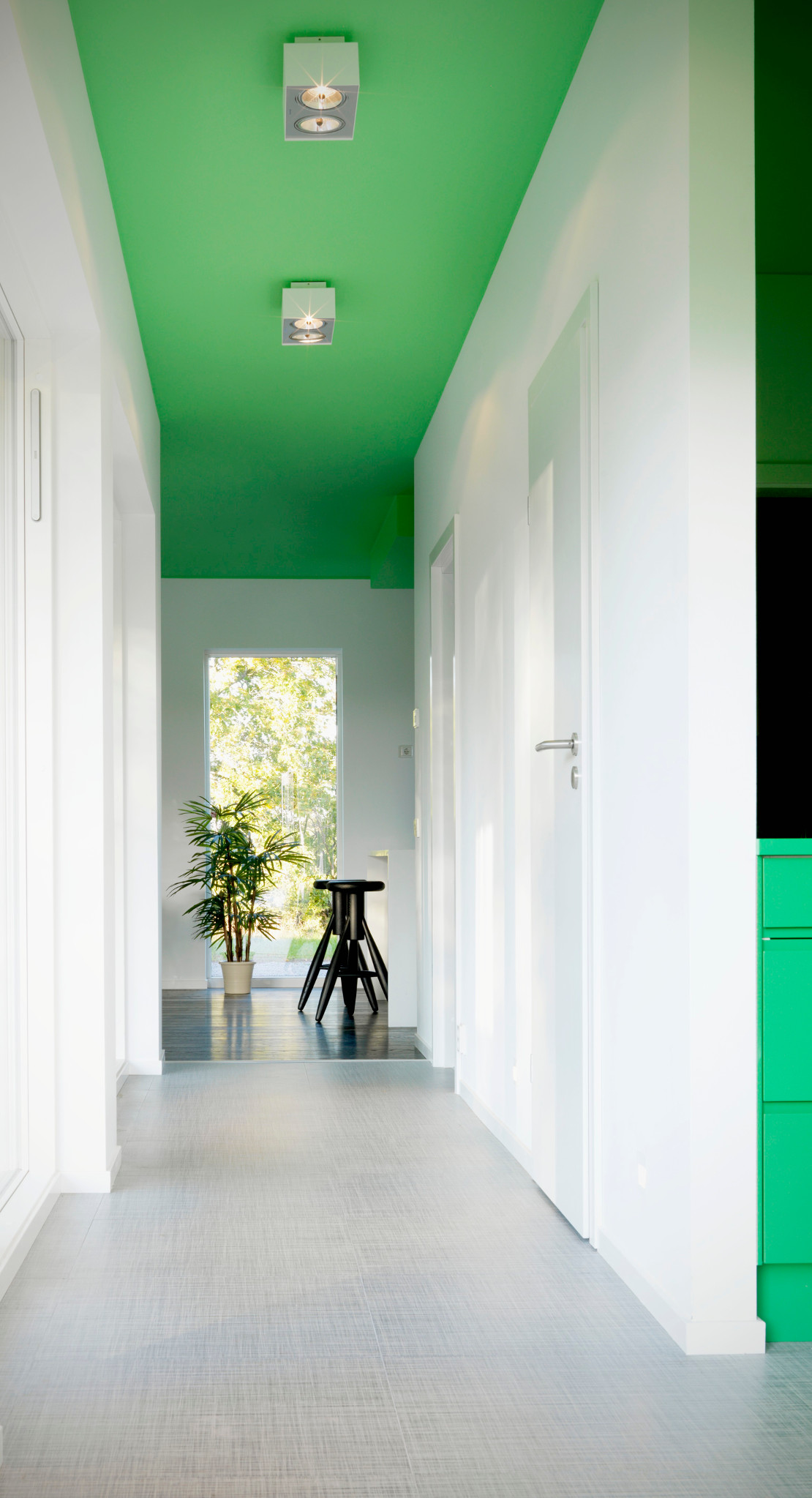 casa-fresca-luminosa-techo-verde