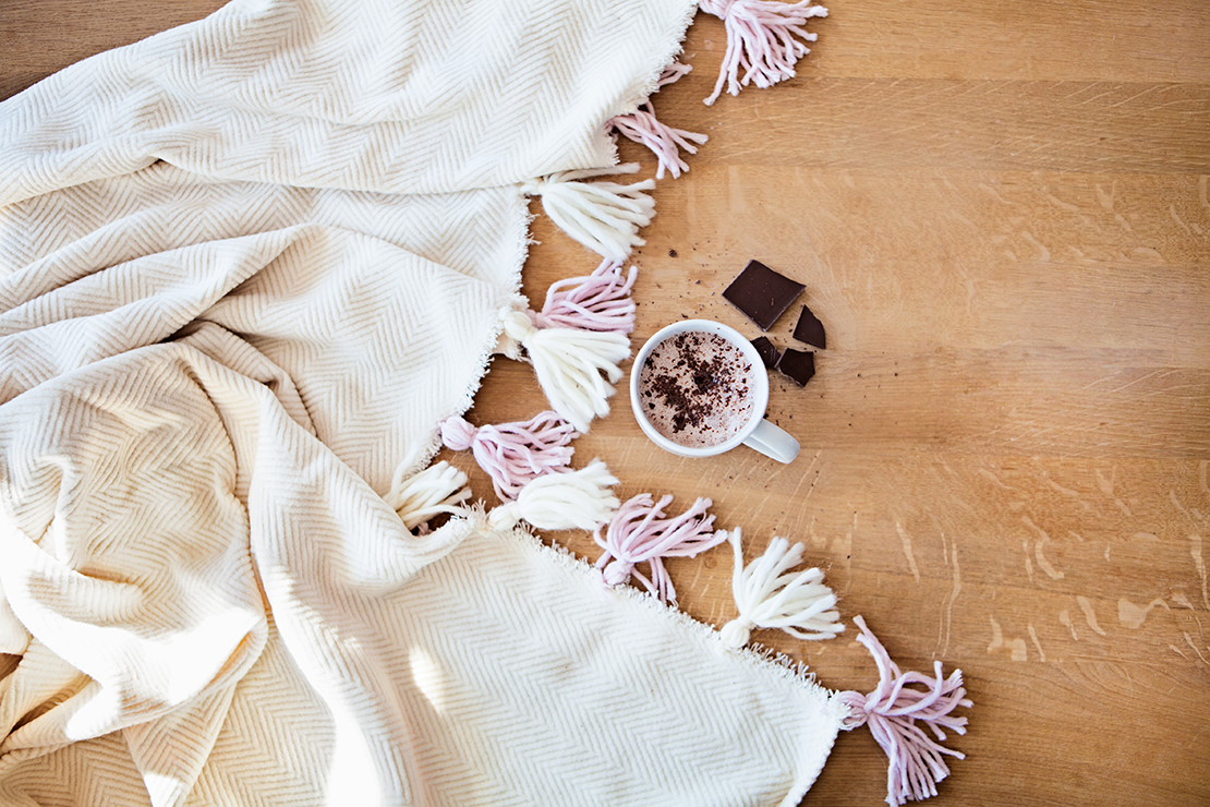 Manta con borlas DIY
