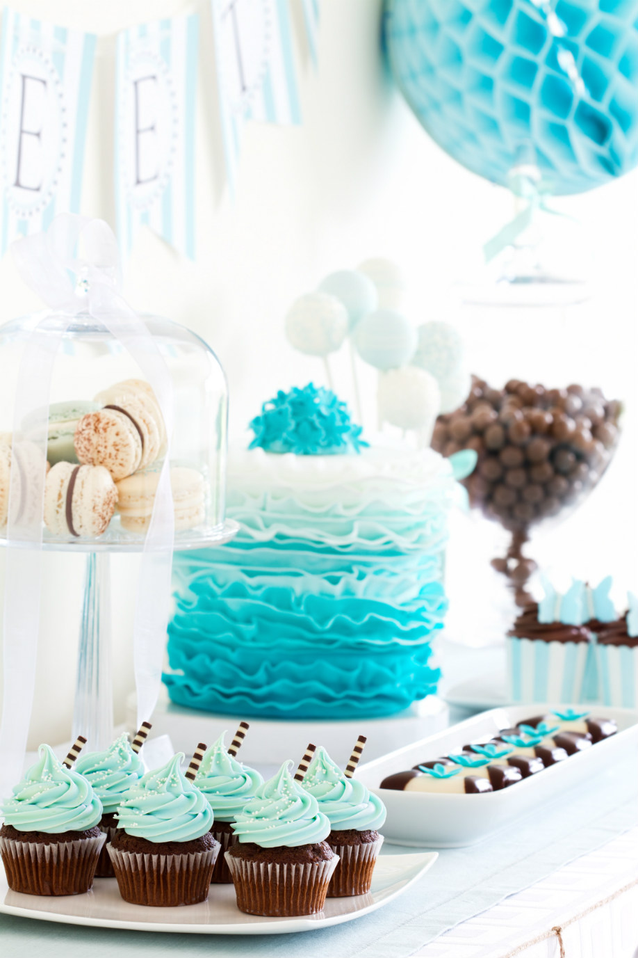 Cupcakes, macarons, pasteles... ¡deliciosos! westwing-buffet-postres-3