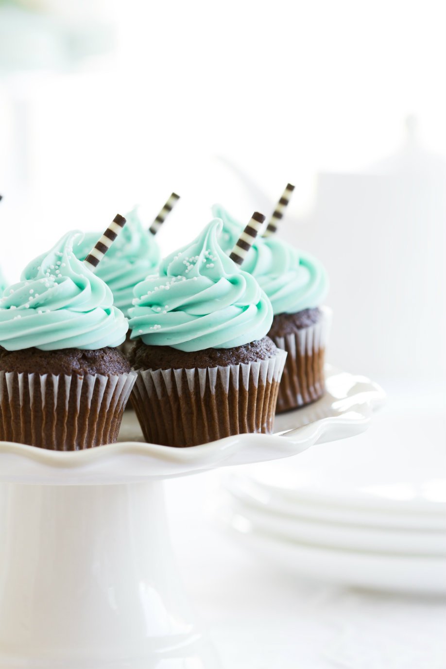 Glaseado en azul para los cupcakes westwing-buffet-postres-4