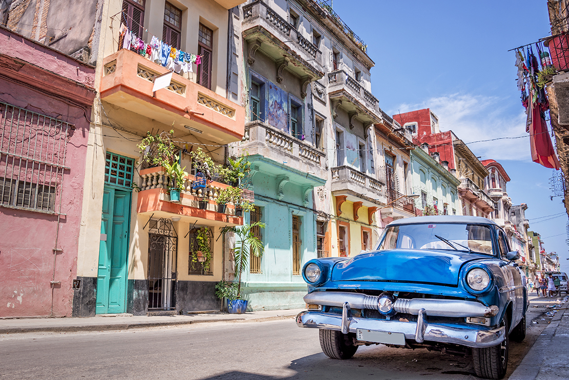Coche antiguo y casa coloridas Cuba