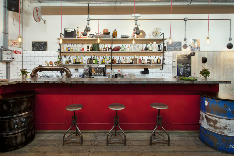 westwing-ruta-66-cocina-bancos