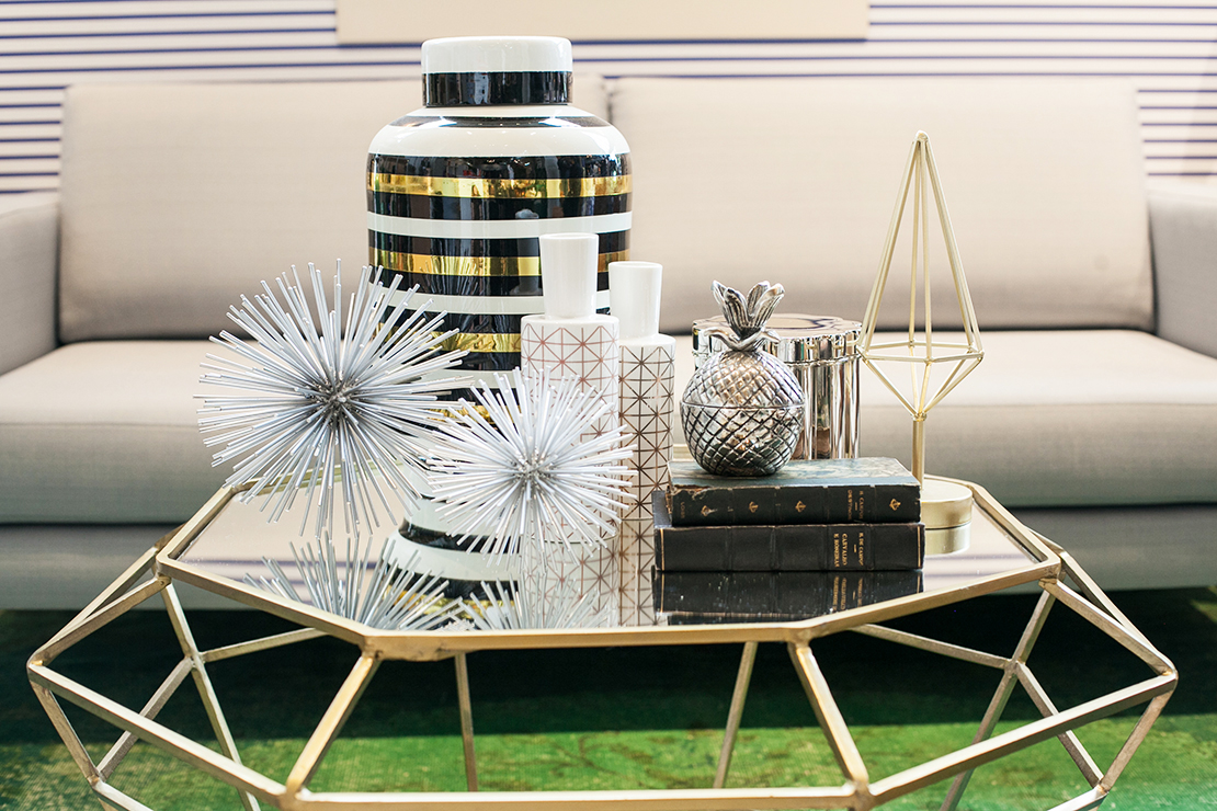 mesa de salón de estilo metálico