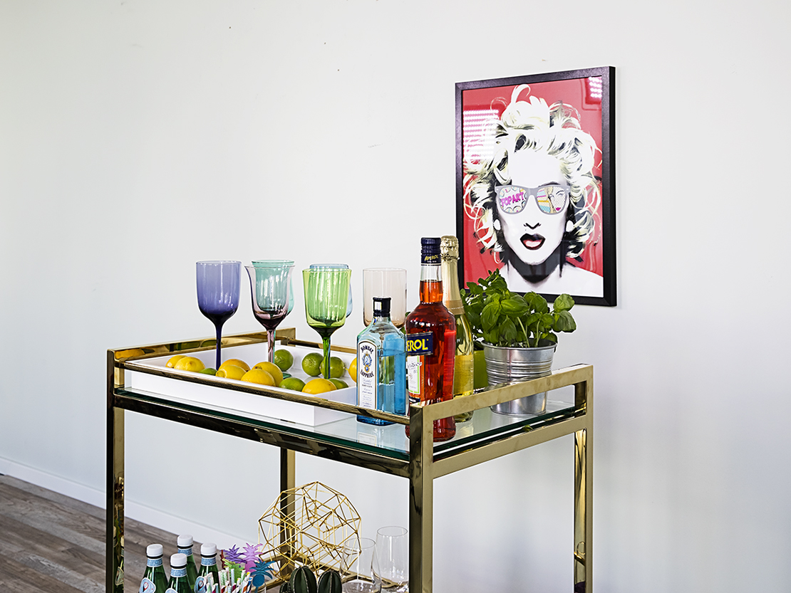 decorar el mueble bar estilo tropical