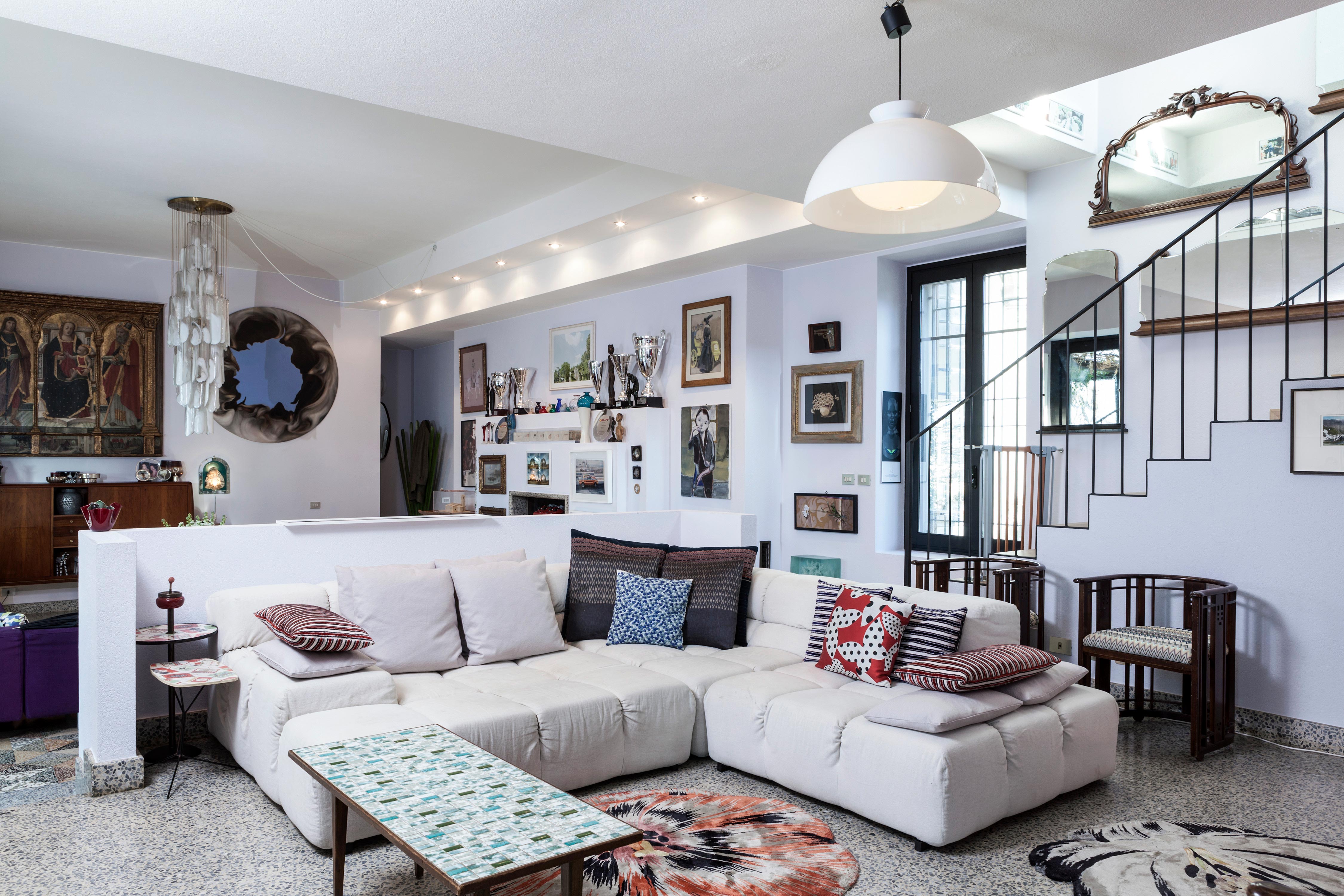 Sofá en el salón de la casa de Margherita Missoni
