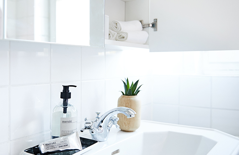 Organizar las estanterías del baño