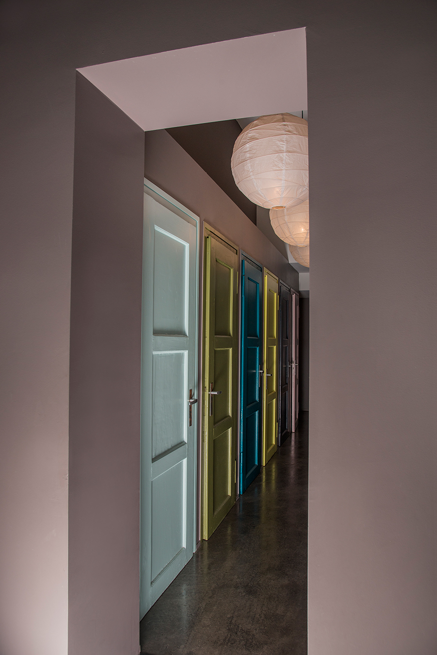 couloir avec portes colorées