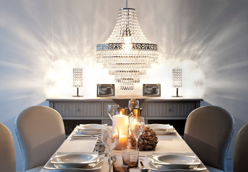 déco glamour: table avec lustre