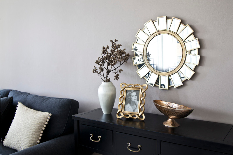 Décoration glamour : miroir et canapé velours