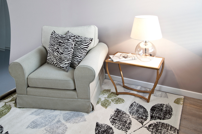 Safavieh : fauteuil et lampe