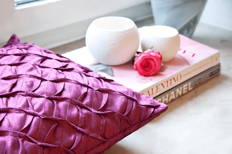 Décoration glamour: coussin pourpre