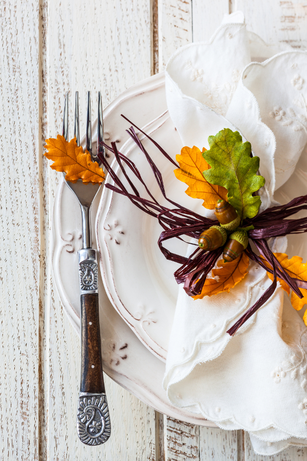décor de table automnal : feuilles