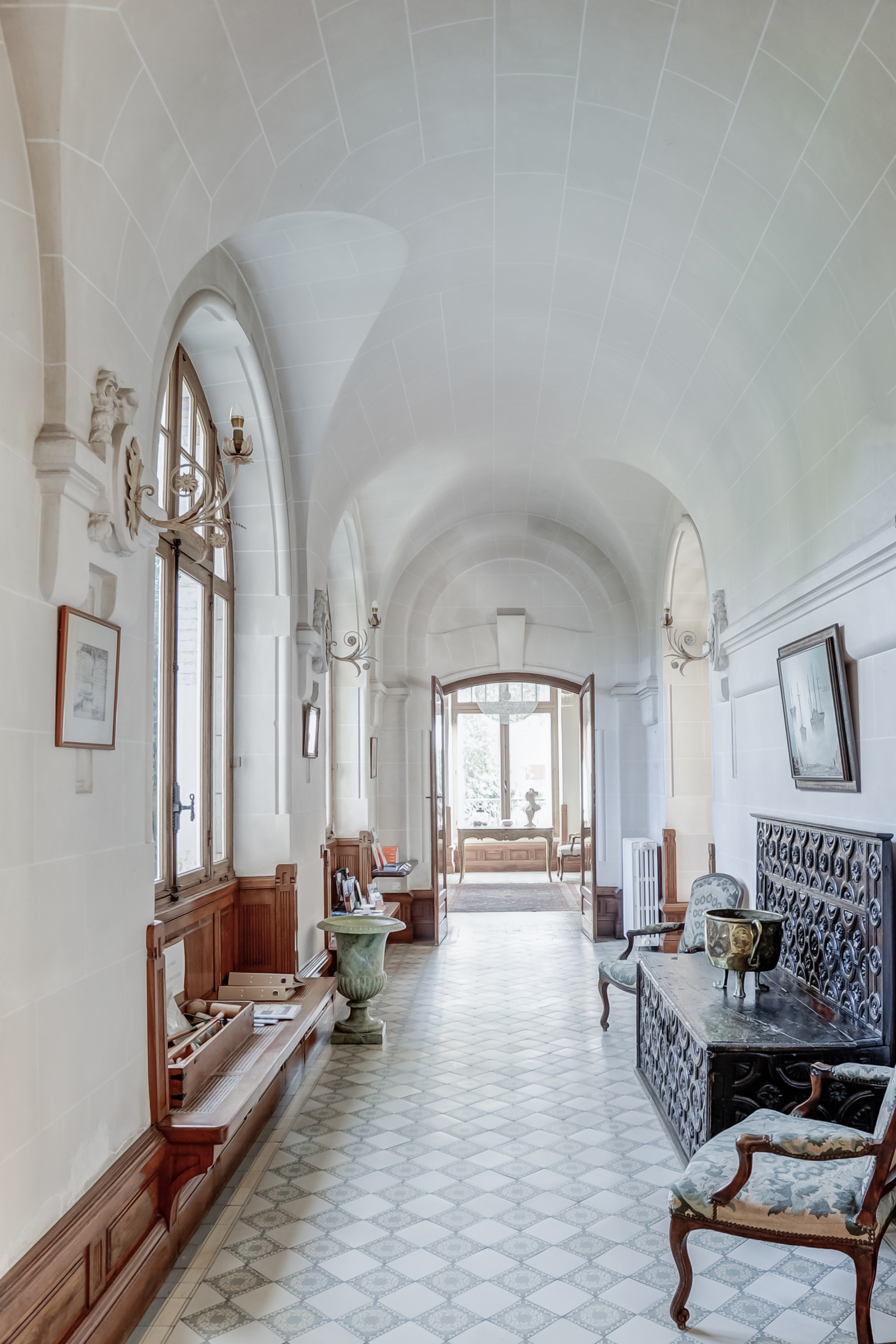 chateau-du-clair-de-lune-63-couloir-1-∏ChateauxetHotelsCollection