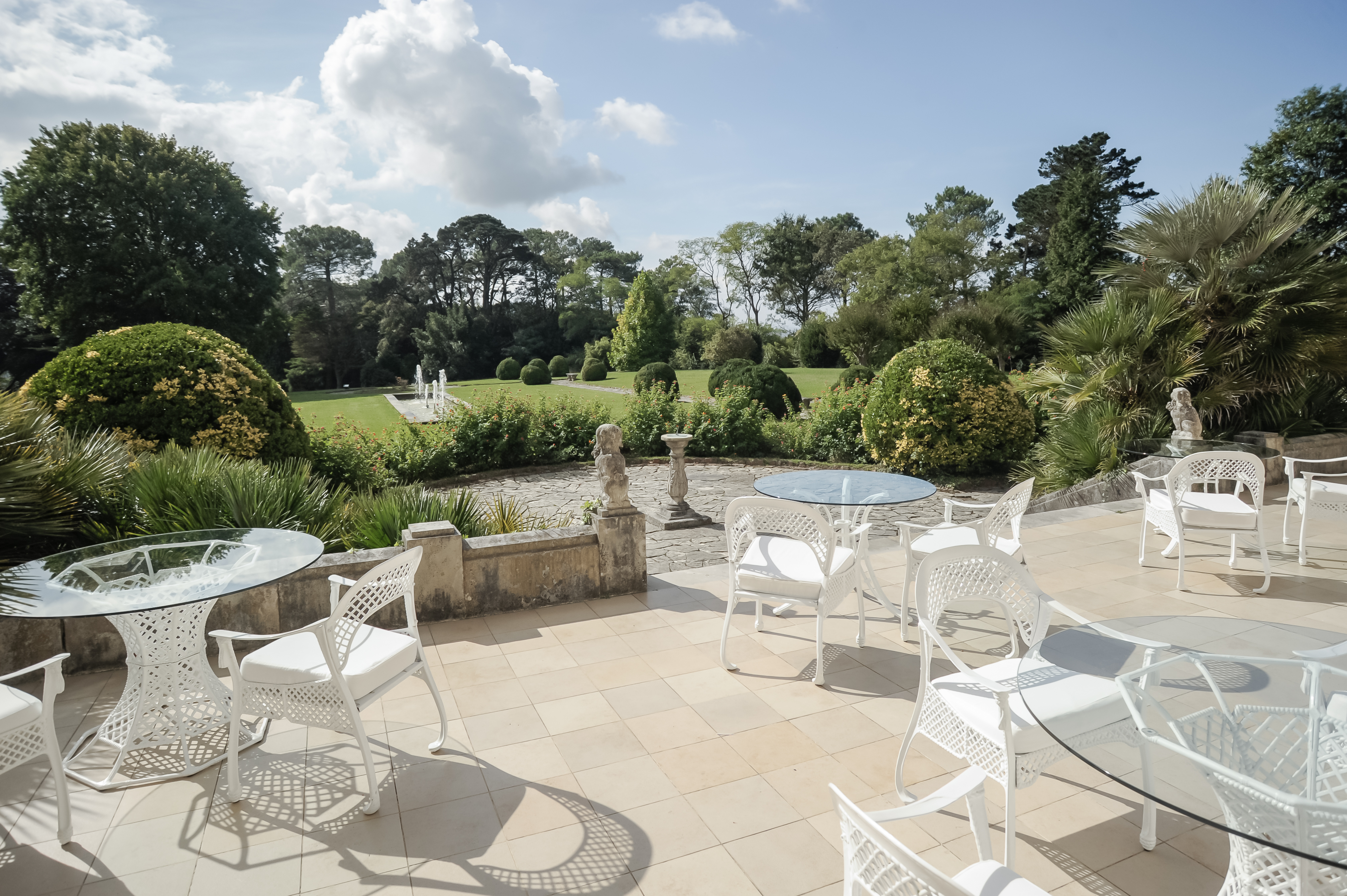 chateau-du-clair-de-lune-63-terrasse-∏ChateauxetHotelsCollection