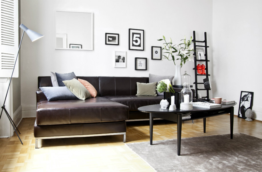 Dalani, Stile scandinavo, Casa di Corinna Thiel, Living con Divano in Pelle, Cuscini, Tavolino e Quadri Dalani, Stile scandinavo, Casa, Colori, Design, Spazio, Idee, Fai da te