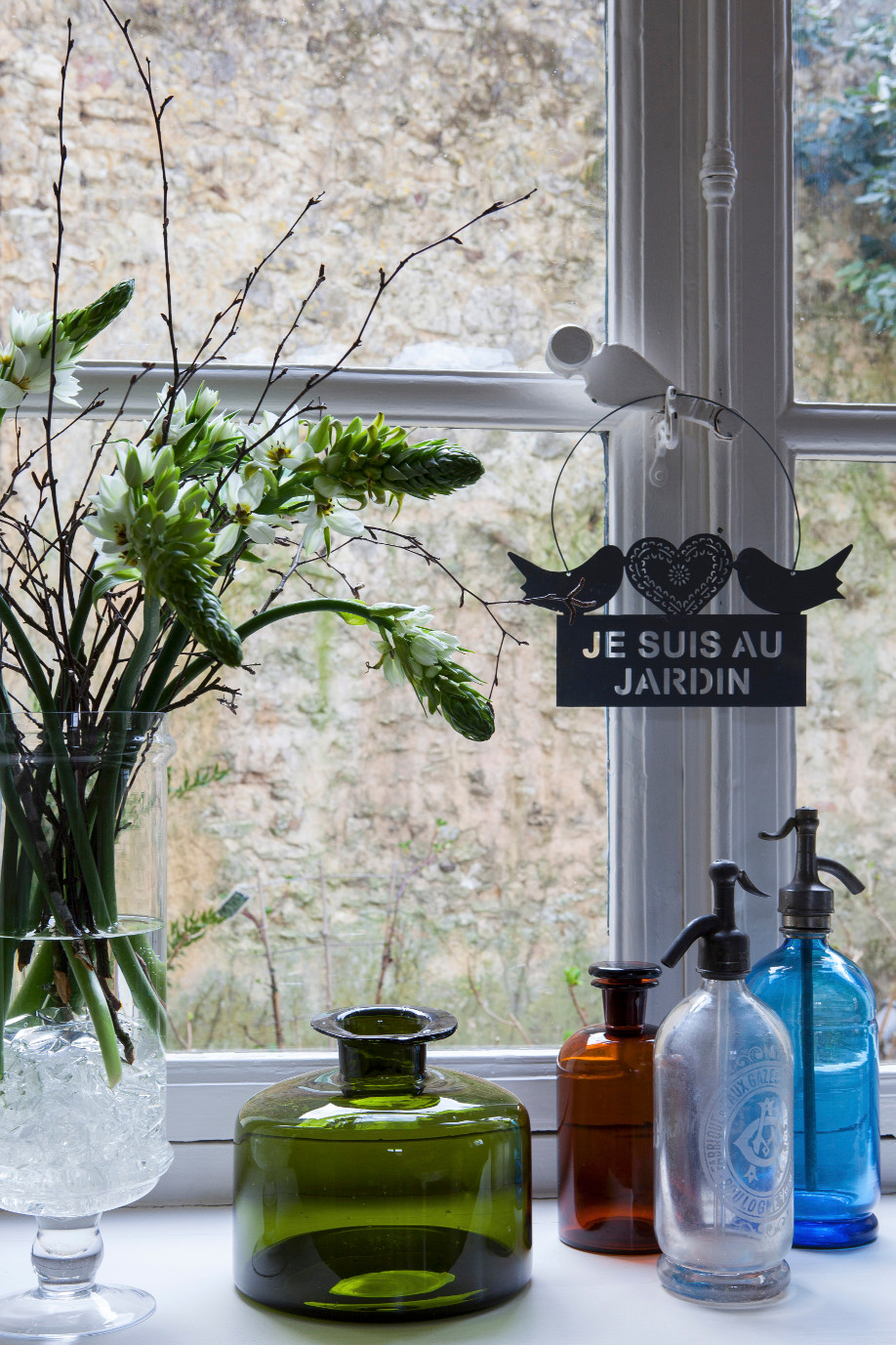 Dalani Kinfolk Arredare Piccoli Angoli di Casa come le Finestre con Vasi e Bottiglie Dalani, Kinfolk, Casa, Cucina, Decorazioni