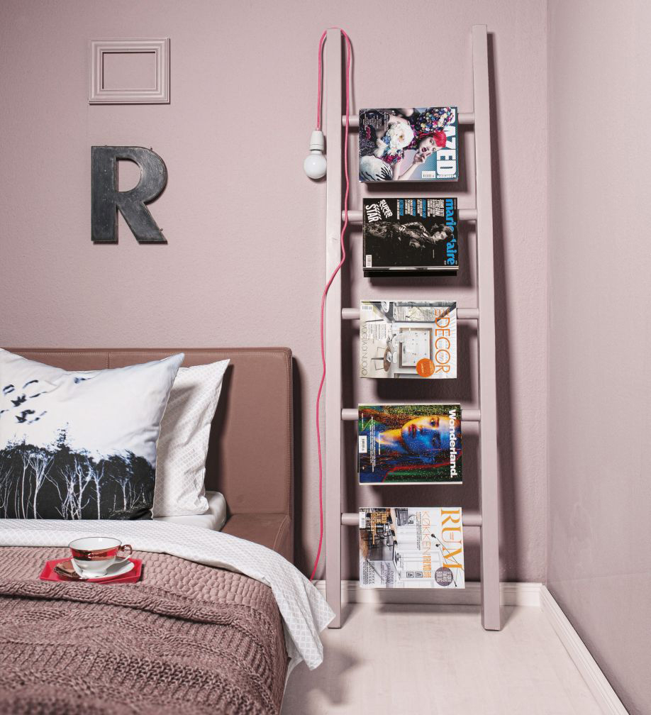 Dalani Cambiare Look Camera da Letto Rosa con Scala Decorativa, Lampadina Design e Riviste di Moda Dalani, Cambiare Look, Arredare, Arte, Design, Fashion, Moda, Shopping