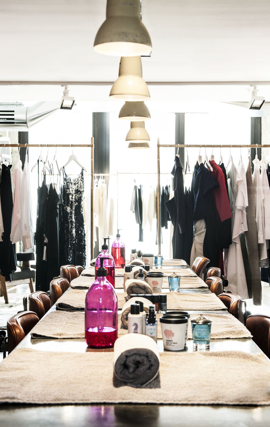 Dalani Shopping a Berlino The Store Tavolo con Elementi Beauty Abiti e Luci Dalani, Shopping, Berlino, Oggetti, Stile, Design, Comprare