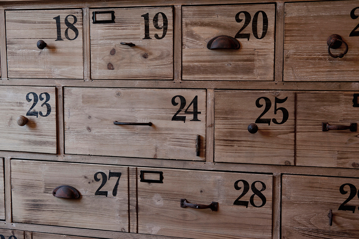 Lettering Cassettiera in Legno Industrial con Numeri Lettering, Arredamento, Arte, Design, Trend, Vintage, Arredare-con-le-lettere