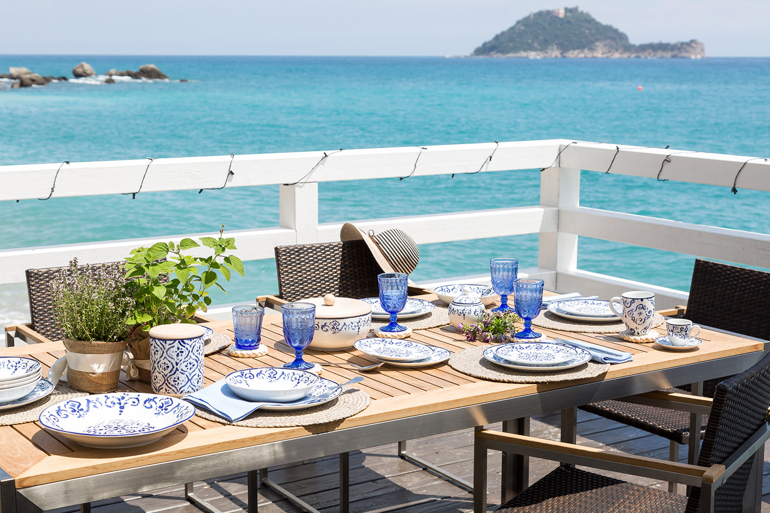 Look d'Estate Spiagge ad Alassio con Tavola Coastal Look d'estate, Consigli, Estate, Fashion, Moda, Spiagge
