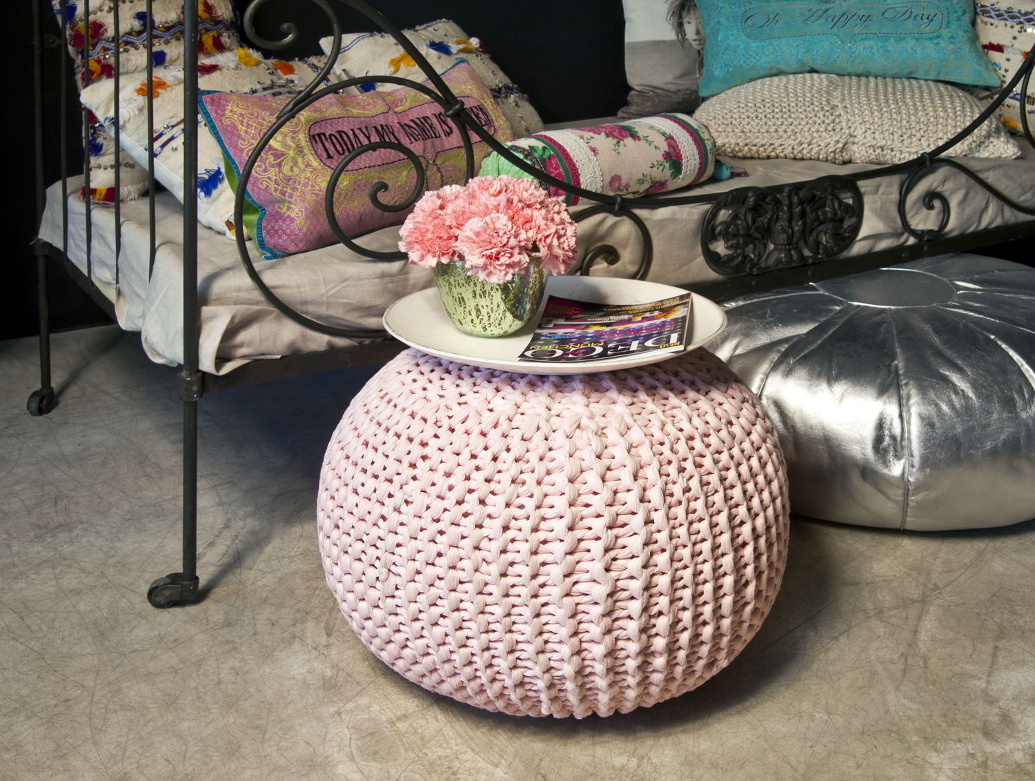 Dalani, Sonia Rykiel, Pouf Rosa in Maglia Tricot Dettagli in Nero Tessuti a Stampa con Scritte Pouf Argento Dalani, Sonia Rykiel, Arte, Moda, Style, Parigi, Passione