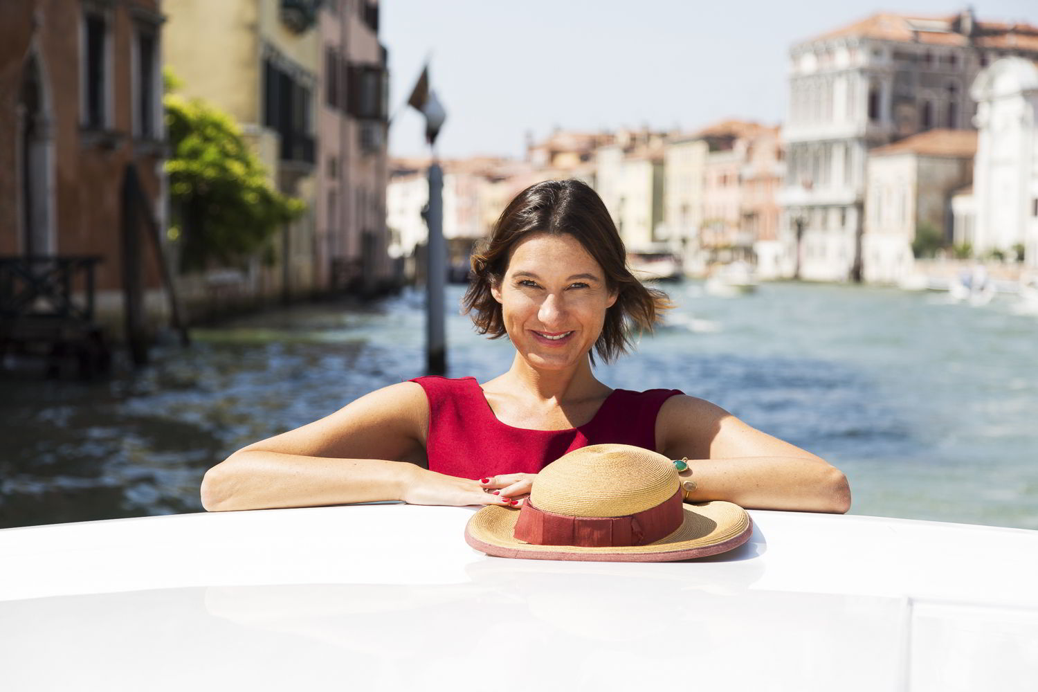 Dalani, Mostra del Cinema di Venezia Margot Zanni in Motoscafo Lungo il Canal Grande Cappello e Abito Rosso Dalani, Mostra del Cinema di Venezia- Cinema, Arte, Estate, Relax, Hollywood, Made in Italy