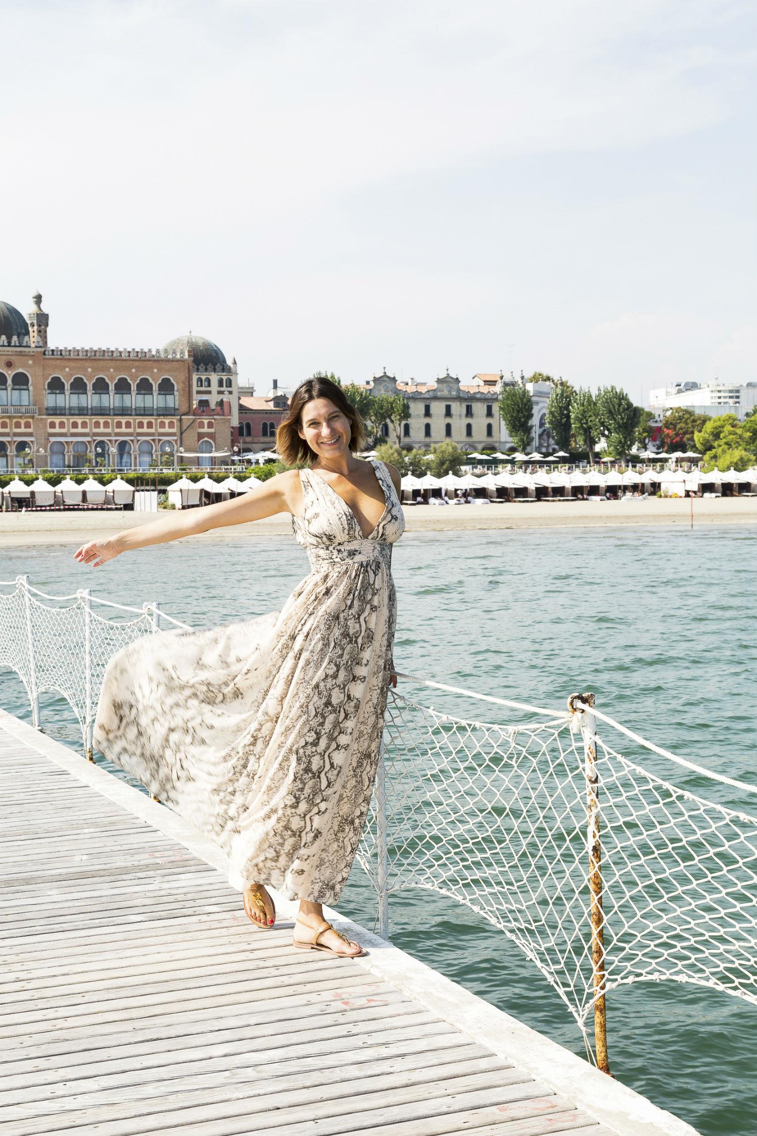 Dalani, Mostra del Cinema di Venezia Margot Zanni sul pontile dell'Hotel Excelsior Abito Lungo con Fantasia Dalani, Mostra del Cinema di Venezia- Cinema, Arte, Estate, Relax, Hollywood, Made in Italy