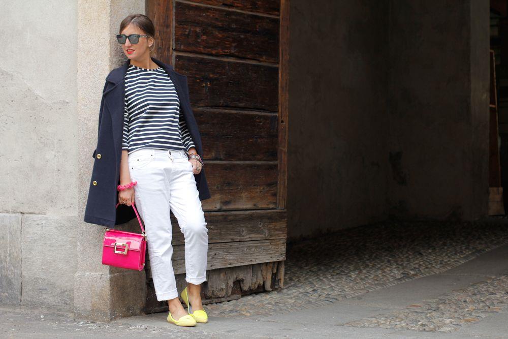 Dalani, Elena Braghieri IT girl con Pantaloni Bianchi Cappotto Blu Borsetta Fucsia e Maglietta a Righe Dalani, Elena Braghieri, Milano, Estate, Passione, Ispirazioni, Natura
