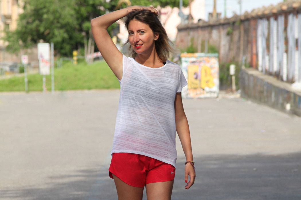 Dalani, Elena Braghieri Sportiva con Maglietta Bianca e Pantaloncini Rossi Dalani, Elena Braghieri, Milano, Estate, Passione, Ispirazioni, Natura